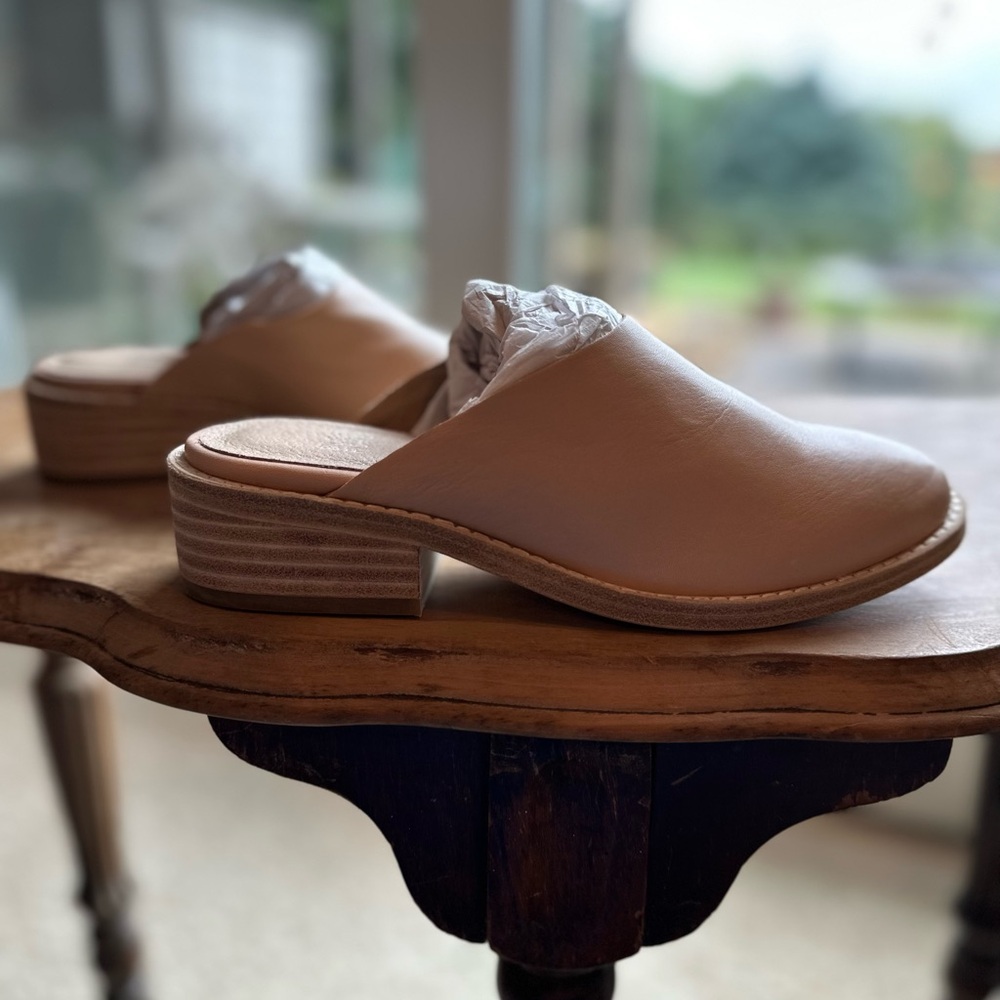 Eileen Fisher Toni Washed Leather Mule in egg shell size 5 NWT